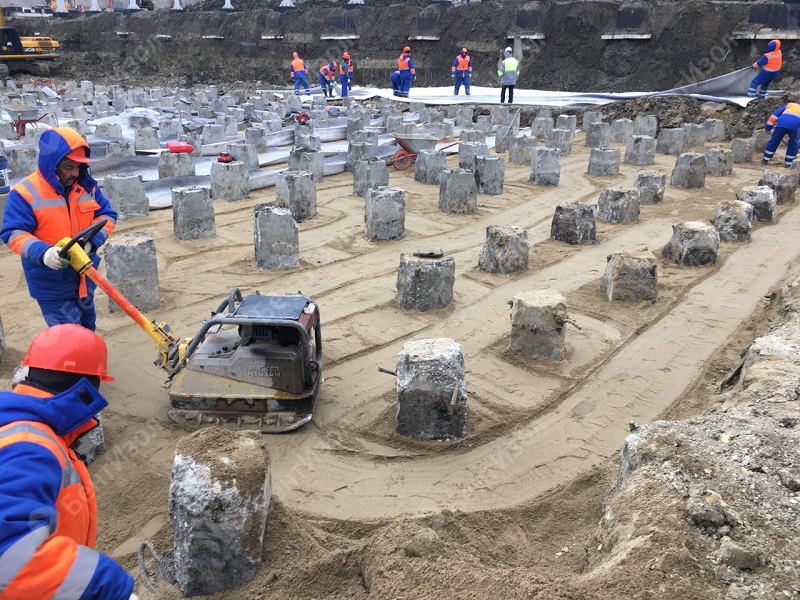 Устройство пригрузочного слоя при укладке бентонитового мата