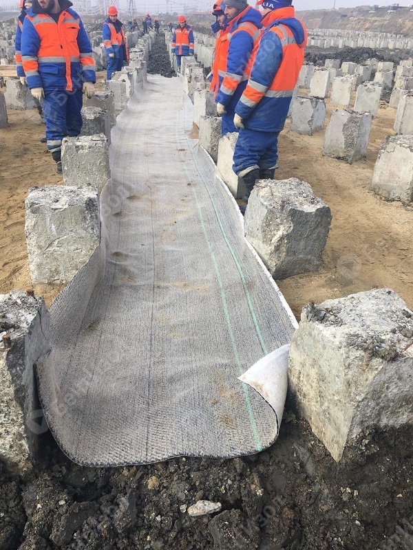 Укладка бентонитового мата в основании фундамента