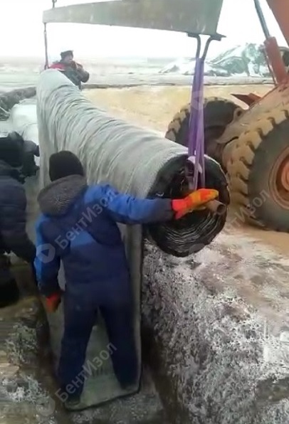 Укладка бентонитового мата в анкерную траншею с применением общестроительной техники