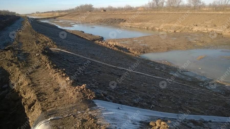 Бентоматы БентИзол на склонах водоканала под пригрузом