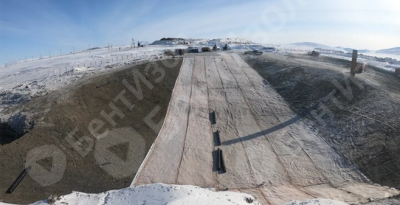 Дамба водохранилища на территории месторождения упорных золотых руд